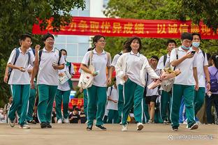 独宠齐祖❤️弗洛伦蒂诺与众皇马名宿寒暄，唯独与齐达内热情拥抱